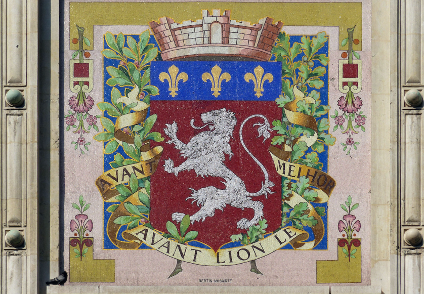 The Personalized Heraldic Crest: A Lineage Drawn in Line and Charge